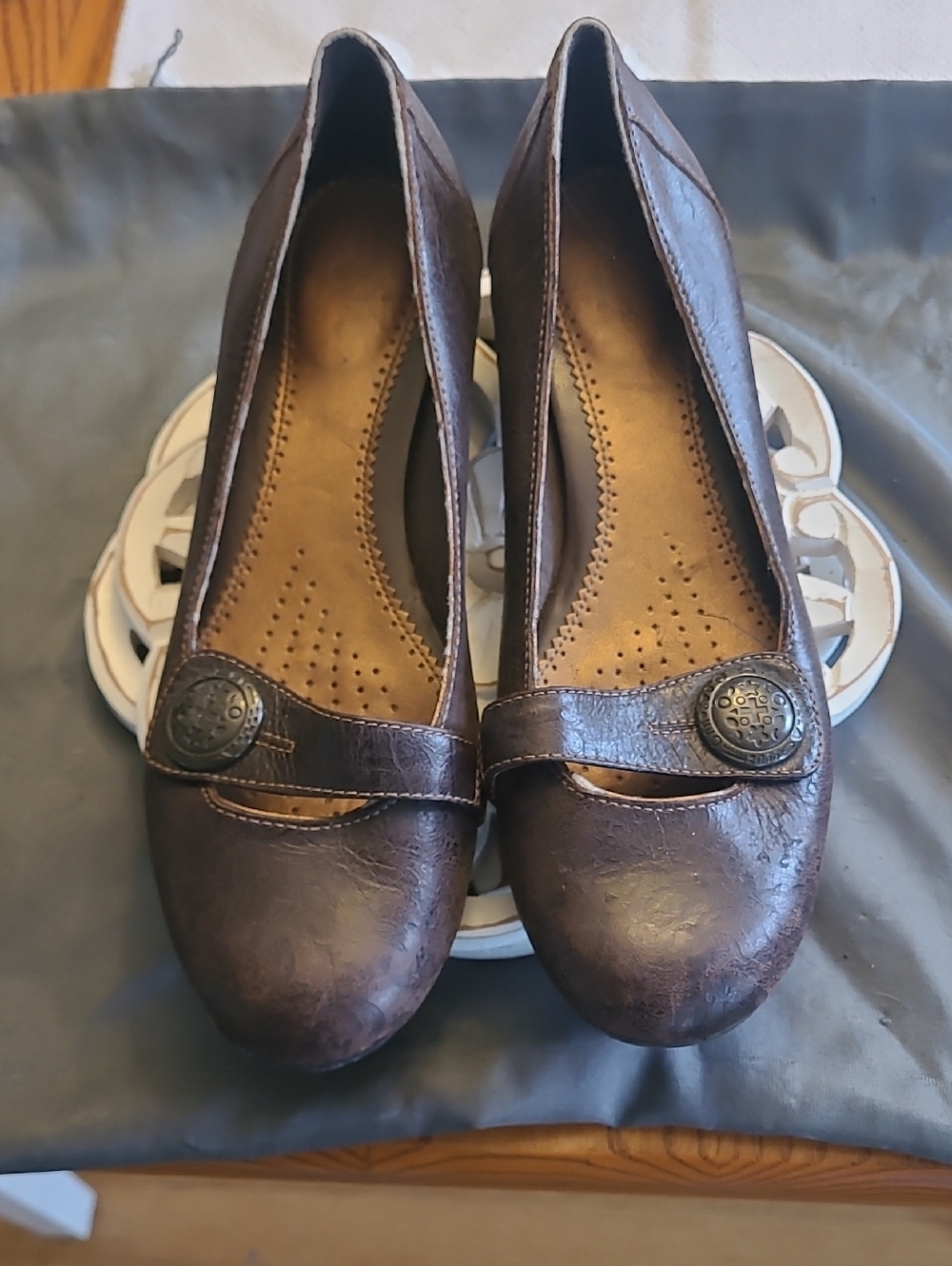 Classic   Clarks Brown Women's Round-Toe Mary Jane Flats